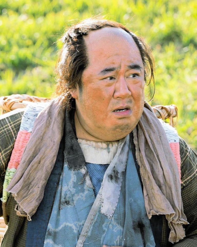 え？メガネとスーツがないとわからない…。吾作役の芋洗坂係長。ＮＨＫ大河ドラマ「べらぼう～蔦重栄華乃夢噺～」より