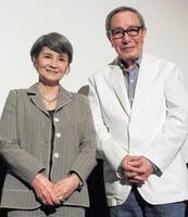 　江原真二郎さん（右）と中原ひとみ＝２０１５年
