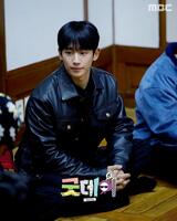 　韓国放送局・ＭＢＣの公式インスタグラム＠ｗｉｔｈｍｂｃより　Ｇ-ＤＲＡＧＯＮと同い年として登場した俳優のチョン・ヘイン