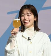 　満足そうにグラスを見つめる小芝風花（撮影・園田高夫）