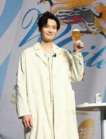 　グラスを手にポーズを取る岡田将生（撮影・園田高夫）