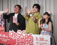 　作品をアピールする（左から）武内英樹監督、加藤諒、マイカ　ピュ