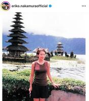 　９９年、夫と交際中のバカンスで。中村江里子のインスタグラム＠ｅｒｉｋｏ．ｎａｋａｍｕｒａｏｆｆｉｃｉａｌ（４月１３日付け）より 