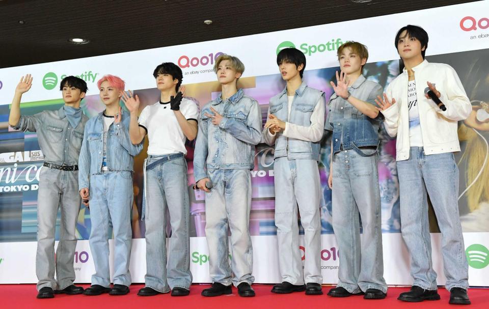 　レッドカーペットでポーズを決めるＮＣＴ　ＤＲＥＡＭ（撮影・開出牧）