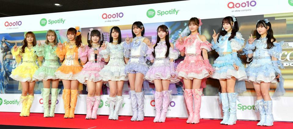 　カラフルな衣装でレッドカーペットに登場しポーズを決める＝ＬＯＶＥ（撮影・開出牧）