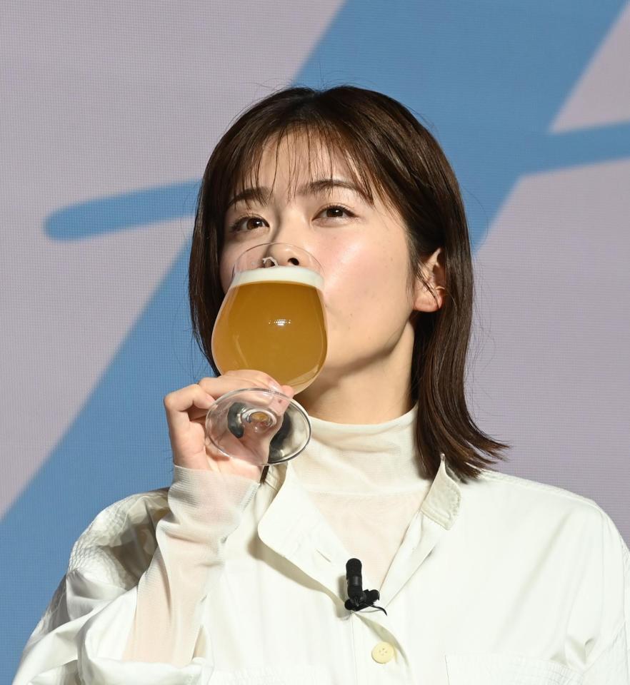 　ビールで喉を潤す小芝風花（撮影・園田高夫）