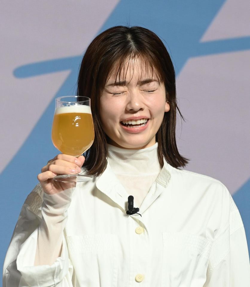 　なんとも言えない表情で美味しさを伝える小芝風花（撮影・園田高夫）