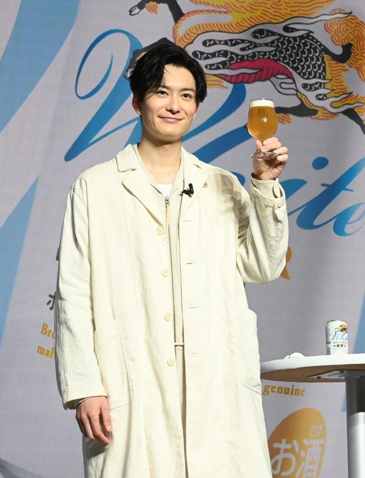 　グラスを手にポーズを取る岡田将生（撮影・園田高夫）