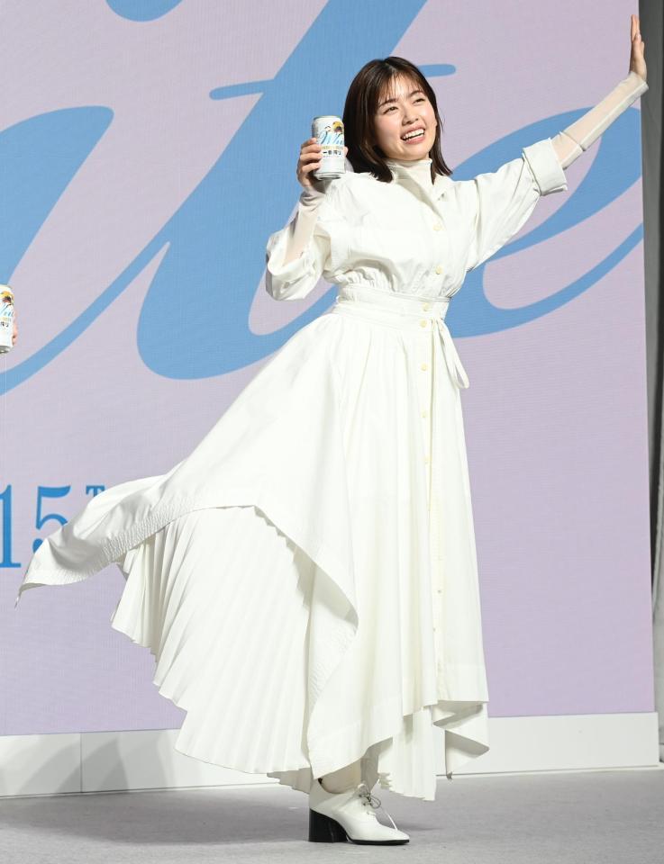 　美味しさを表現する小芝風花（撮影・園田高夫）