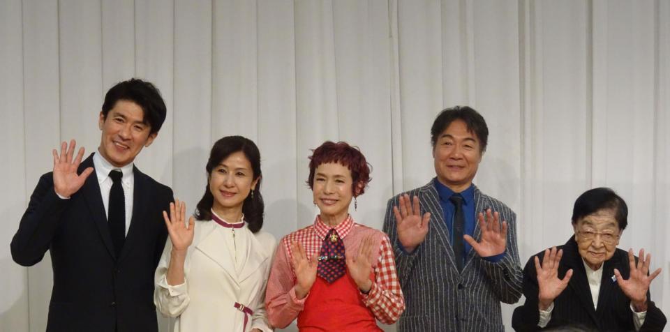 　舞台「花嫁～娘からの花束～」の取材会に出席した（左から）丹羽貞仁、小林綾子、久本雅美、羽場裕一、石井ふく子プロデューサー