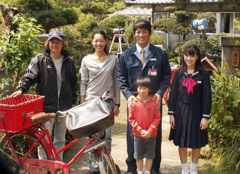 「ポストマン」に出演した（後列左から）今井和久監督、原沙知絵、長嶋一茂、北乃きい。手前は小川光樹