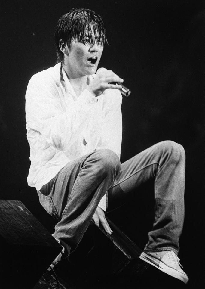 　ライブで熱唱する尾崎豊さん＝１９８８年９月