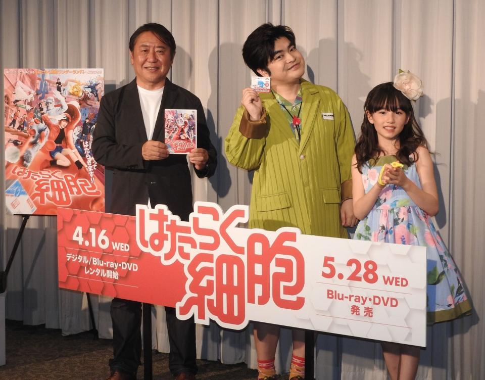 　作品をアピールする（左から）武内英樹監督、加藤諒、マイカ　ピュ