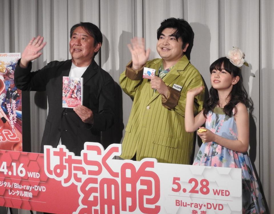 　作品をアピールする（左から）武内英樹監督、加藤諒、マイカ　ピュ