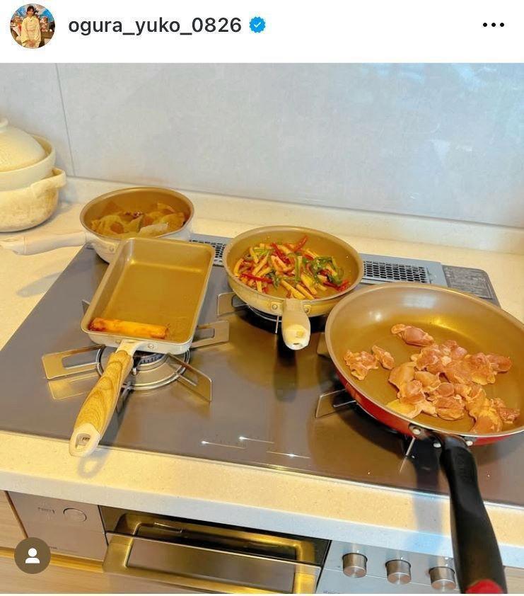 ３口コンロもフル回転。小倉優子のインスタグラム＠ｏｇｕｒａ＿ｙｕｋｏ＿０８２６より