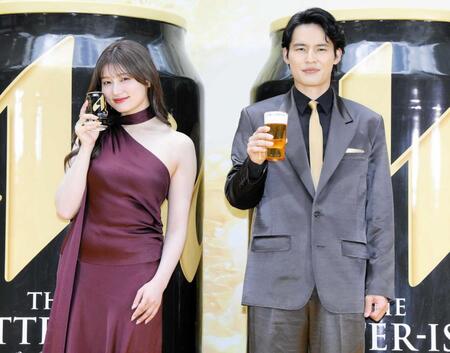 　イベントに出席した吉川愛（左）、水上恒司