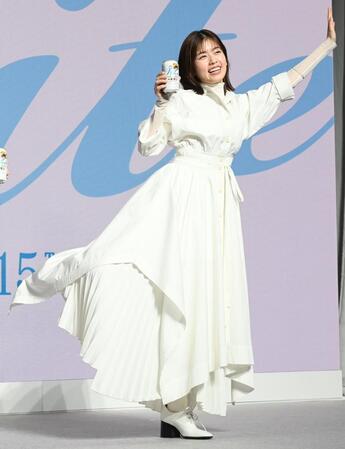 　美味しさを表現する小芝風花（撮影・園田高夫）