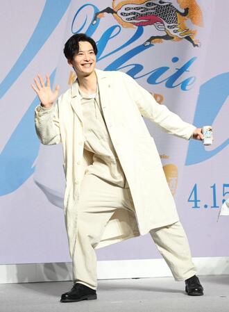 　体で美味しさを表現する岡田将生（撮影・園田高夫）