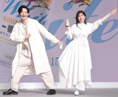 　美味しさを体で表現する岡田将生（左）と小芝風花（撮影・園田高夫）