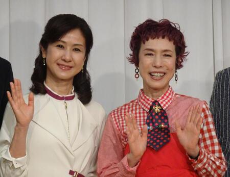 　舞台「花嫁～娘からの花束～」に出演する久本雅美（右）と小林綾子