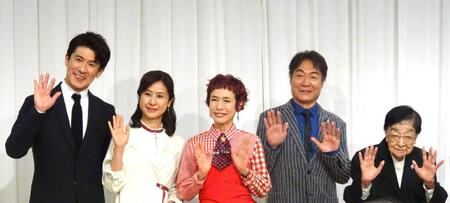 　舞台「花嫁～娘からの花束～」の取材会に出席した（左から）丹羽貞仁、小林綾子、久本雅美、羽場裕一、石井ふく子氏