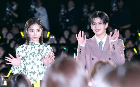 　客席の前で手を振る當真あみ（左）、長尾謙杜（撮影・金田祐二）