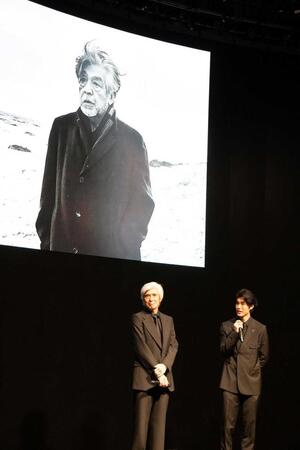 　三國連太郎さんの十三回忌法要が行われた。佐藤浩市と寛一郎（右）＝ｐｈｏｔｏ　北原裕司