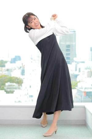 　ゴルフ部出身とあって美しいスイングを披露するテレビ東京の嶺百花アナウンサー（撮影・吉澤敬太）