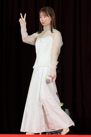 　生徒からの声援にピースサインをする畑芽育（撮影・棚橋慶太）