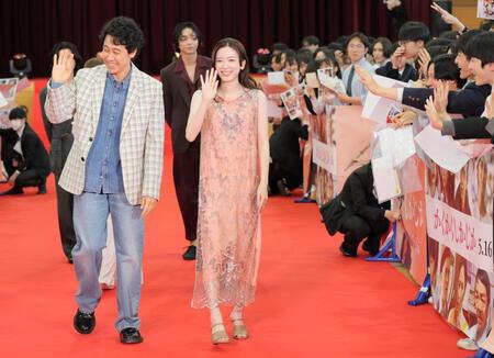 　生徒からの声援に手を振る大泉洋（左）と永野芽郁（撮影・棚橋慶太）