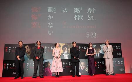 　完成報告会に登場した（左から）渡辺一貴監督、大東駿介、飯豊まりえ、高橋一生、玉城ティナ、井浦新（撮影・佐々木彰尚）