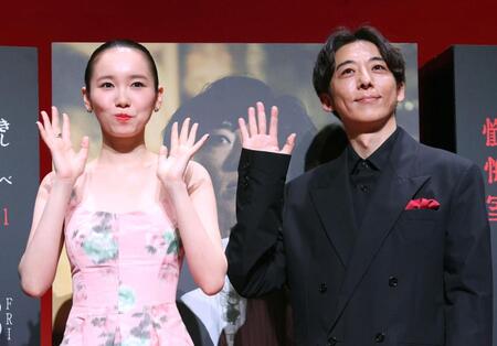 　手を振る飯豊まりえ（左）と高橋一生（撮影・佐々木彰尚）