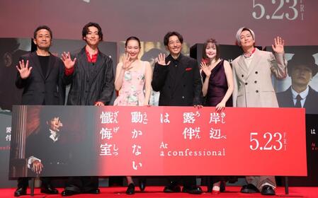 　手を振る（左から）渡辺一貴監督、大東駿介、飯豊まりえ、高橋一生、玉城ティナ、井浦新（撮影・佐々木彰尚）