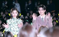 　客席の前で手を振る當真あみ（左）、長尾謙杜（撮影・金田祐二）