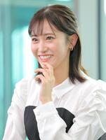 　キラキラした瞳でインタビューに答えるテレビ東京の嶺百花アナウンサー（撮影・吉澤敬太）