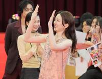 　手を振る永野芽郁（撮影・棚橋慶太）