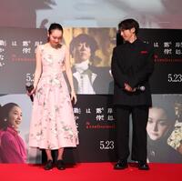 　登壇した飯豊まりえ（左）を見つめる高橋一生（撮影・佐々木彰尚）