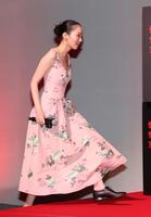 　登壇する飯豊まりえ（撮影・佐々木彰尚）