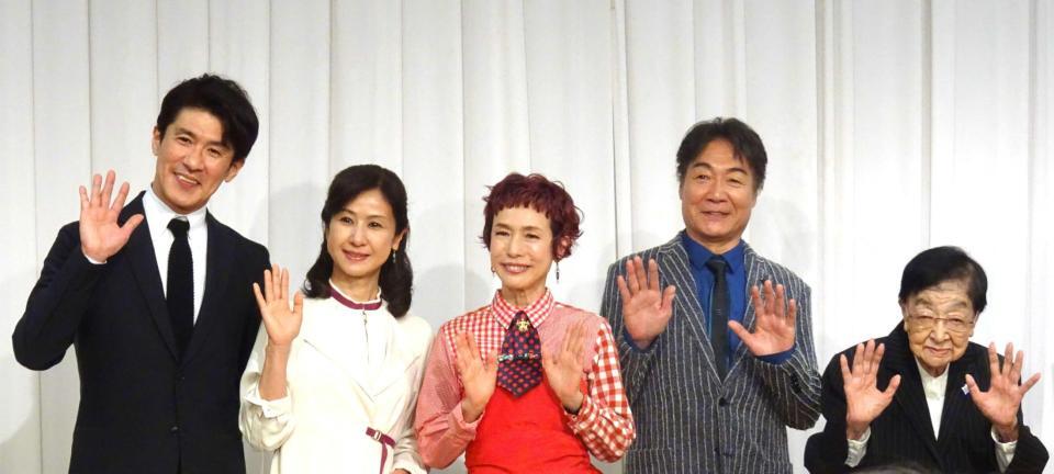 　舞台「花嫁～娘からの花束～」の取材会に出席した（左から）丹羽貞仁、小林綾子、久本雅美、羽場裕一、石井ふく子氏