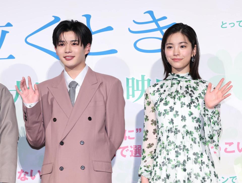 　笑顔で手を振る長尾謙杜、當真あみ（撮影・金田祐二）