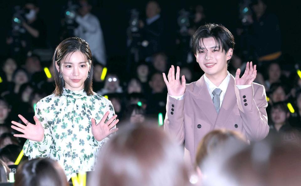 　客席の前で手を振る當真あみ（左）、長尾謙杜（撮影・金田祐二）