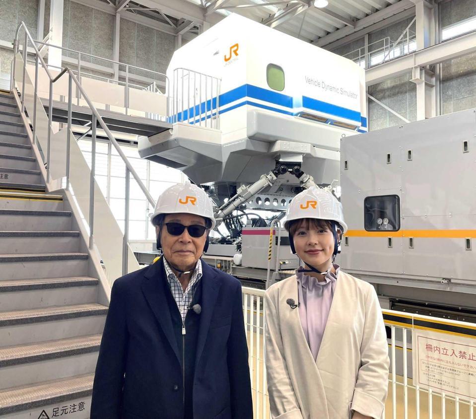 　「タモリステーション」に出演するタモリと渡辺瑠海アナウンサー（右）