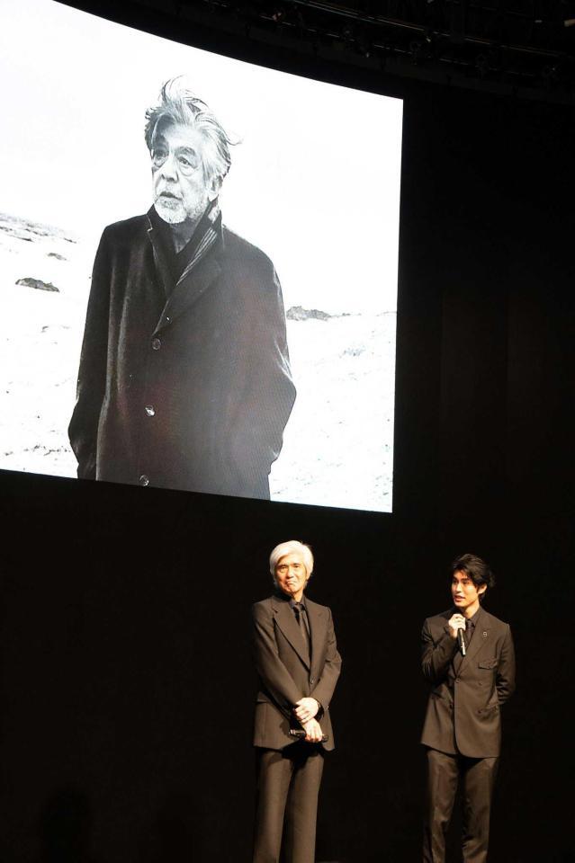 　三國連太郎さんの十三回忌法要が行われた。佐藤浩市と寛一郎（右）＝ｐｈｏｔｏ　北原裕司