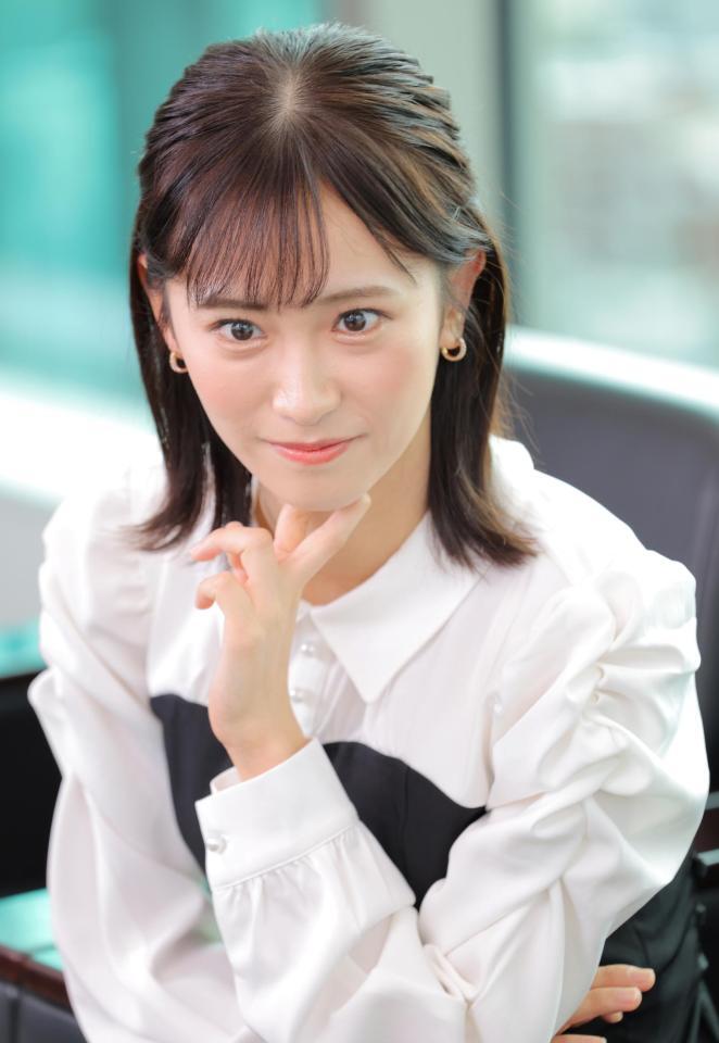 　質問を受け熟考するテレビ東京の嶺百花アナウンサー（撮影・吉澤敬太）