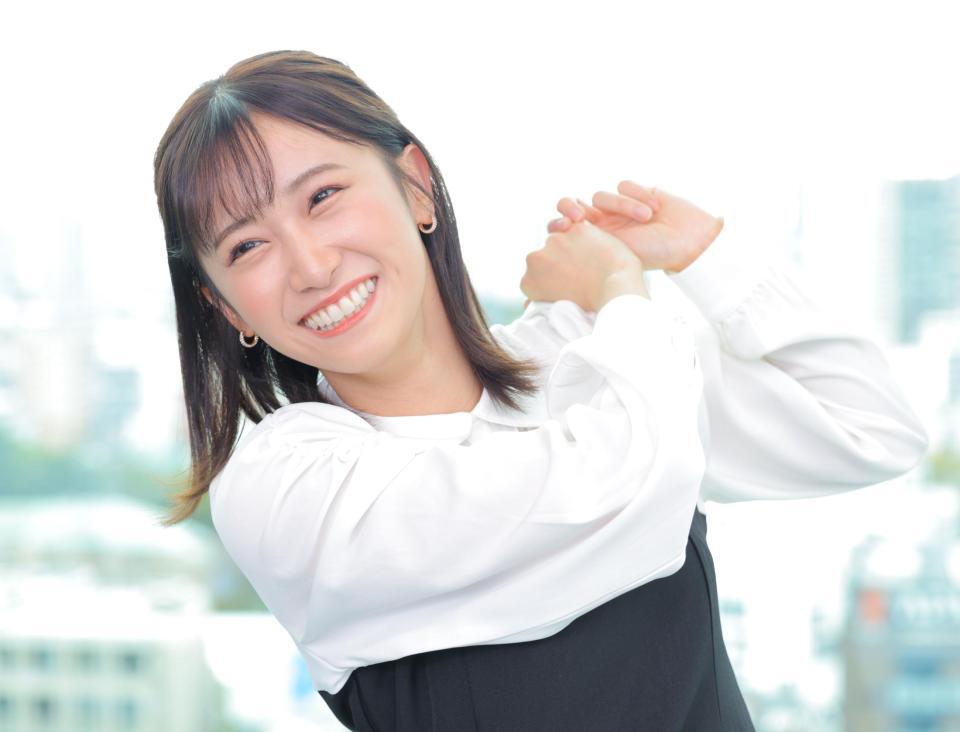 　ゴルフ部出身とあって美しいスイングを披露するテレビ東京の嶺百花アナウンサー（撮影・吉澤敬太）