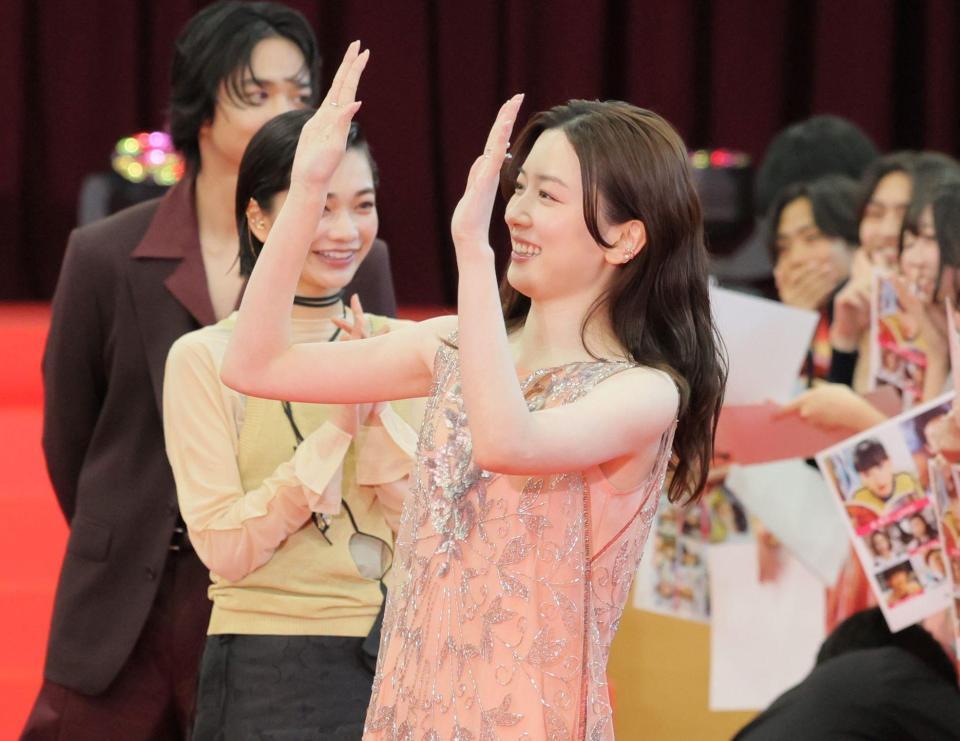 　手を振る永野芽郁（撮影・棚橋慶太）