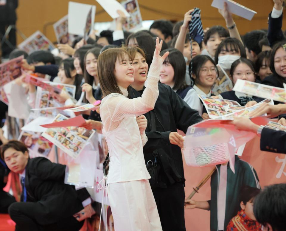 　声援に手を振る畑芽育（撮影・棚橋慶太）