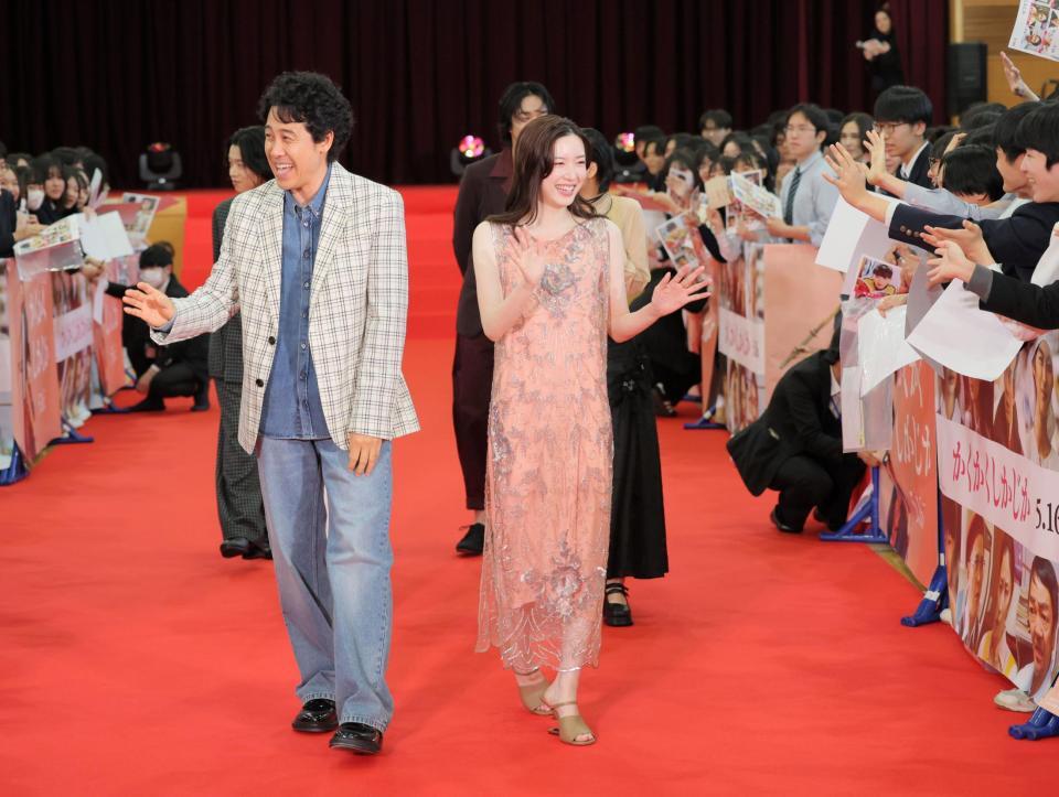 　声援に手を振る大泉洋（左）と永野芽郁（撮影・棚橋慶太）