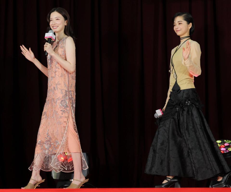 　手を振って降壇する永野芽郁（左）と見上愛（撮影・棚橋慶太）