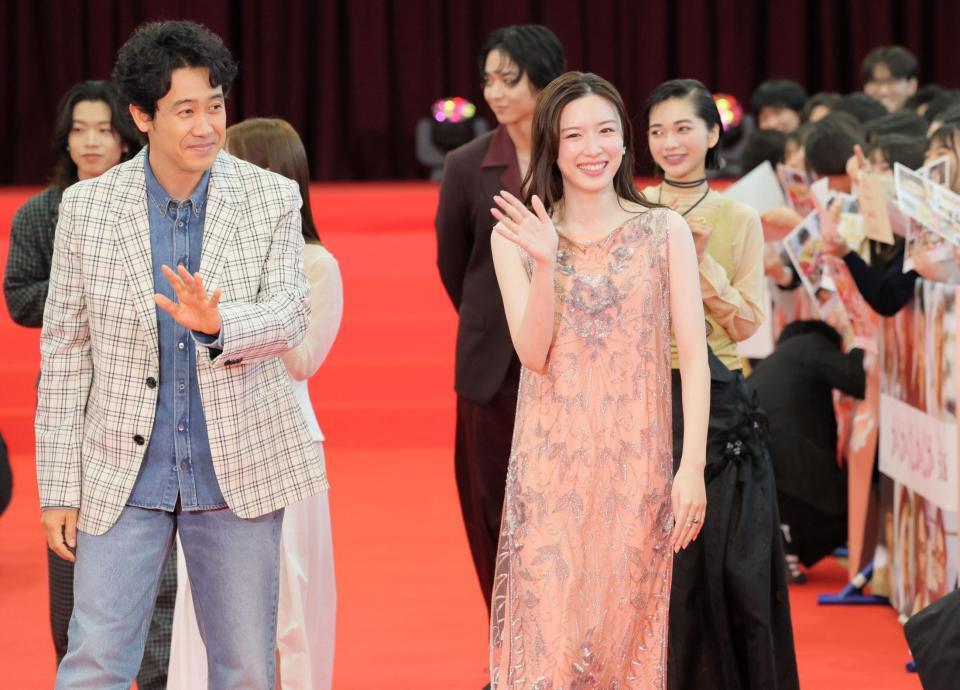 　生徒からの声援に手を振る（左から）大泉洋、永野芽郁ら（撮影・棚橋慶太）